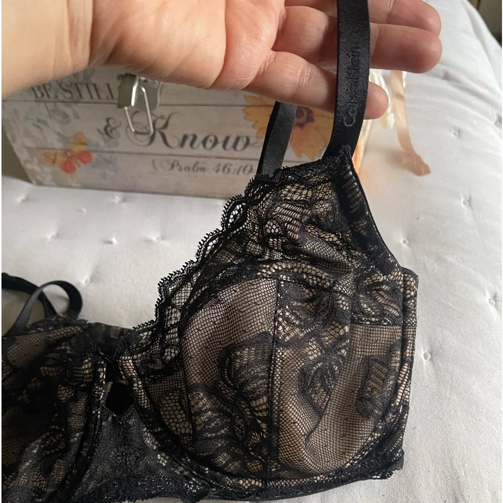 Calvin Klein Women's Seductive Comfort Unlined Lace Bra - Picture 12 of 15